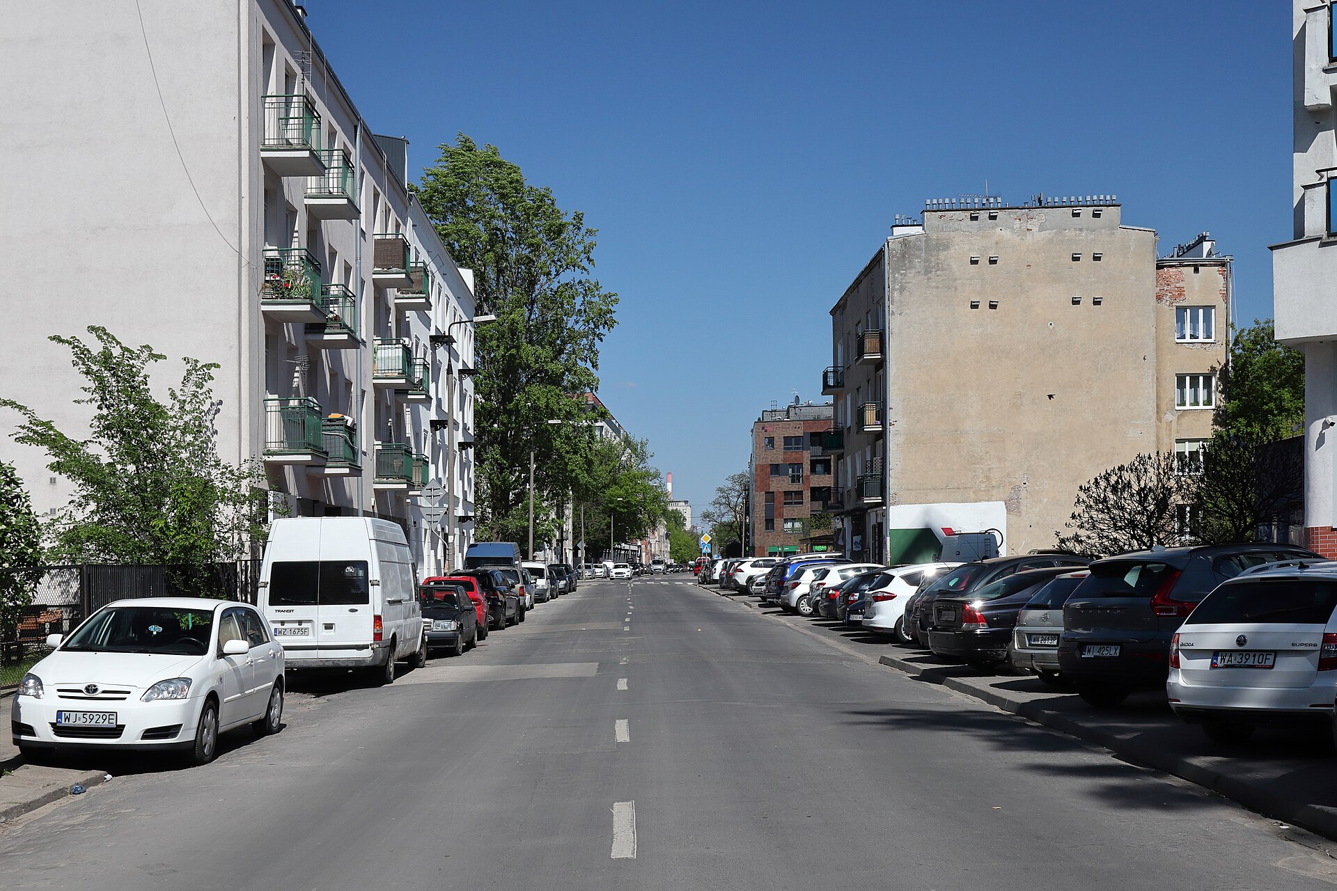 Ulica Mińska w Warszawie z kamienicami i drzewami